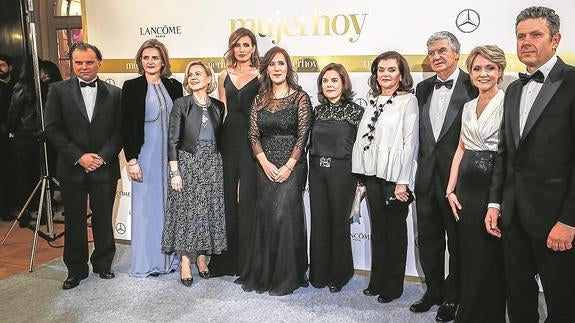 Fernando de Yarza, presidente de Taller de Editores; Laura Múgica, directora general de Taller de Editores; Charo Carrera, directora de Mujer Hoy; Nieves Álvarez, empresaria, modelo, presentadora y una de las premiadas; Dolores Redondo, escritora y una de las ganadoras; Soraya Sáenz de Santamaría, vicepresidenta del Gobierno; Carmen Peña, presidenta de la Federación Internacional Farmacéutica y una de las ganadoras; Santiago Bergareche, presidente de Vocento; Teresa Fernández-Valdés, productora de televisión y una de las galardonadas; y el periodista Roberto Arce, ganador del premio al compromiso masculino. 