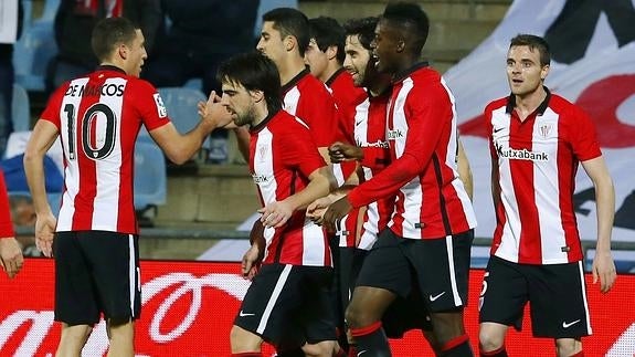 Jugadores del Athletic celebran su gol. 