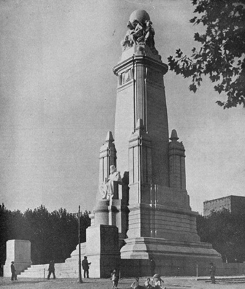 Fotografía del monumento de la Plaza de España, realizada por Cortés, poco antes de ser inaugurado en 1929. Publicada en la revista ‘La Esfera’.