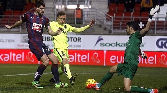 Mariño (d) es superado por el centrocampista del Eibar Adrián (i). 