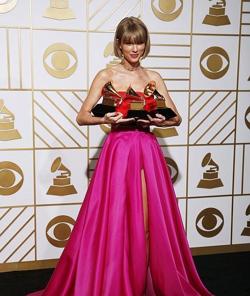 Taylor Swift posa con sus Grammy. 