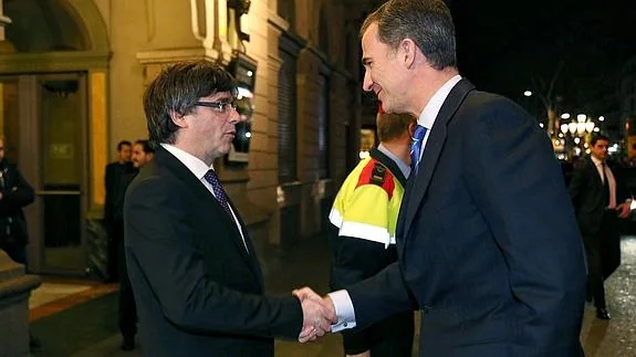 Carles Puigdemont saluda al rey Felipe VI.