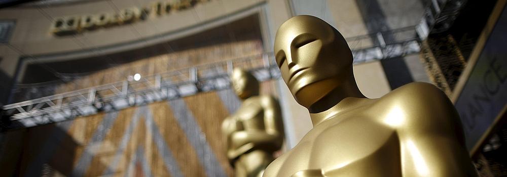 Estatuas de los Oscar en la entrada del Dolby Theatre de Los Ángeles.