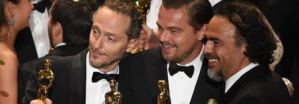 Emmanuel Lubezki, Leonardo DiCaprio y Alejandro González Iñárritu posan con el premio.