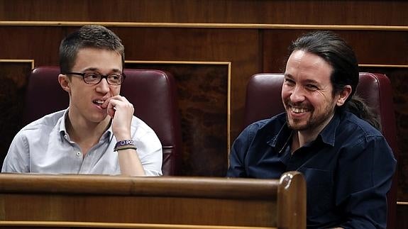 Íñigo Errejón y Pablo Iglesias, durante la sesión. 