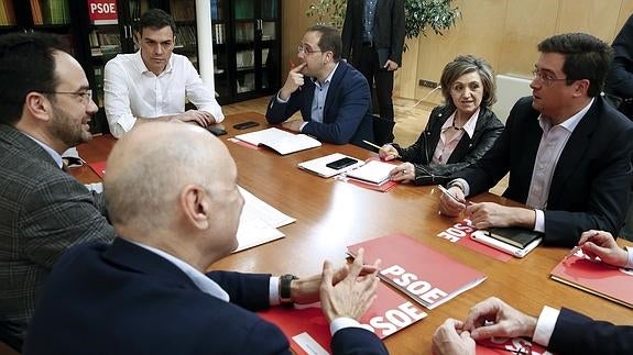 La comisión negociadora del PSOE, reunida esta mañana.