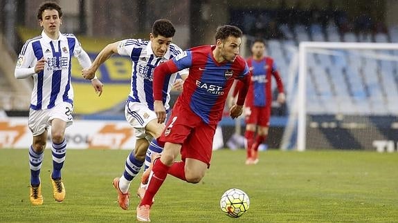 Iván López (d), durante el partido ante la Real Sociedad. 