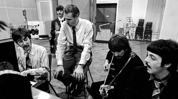 Fotografía de archivo del productor George Martin (c), durante una grabación con los Beatles. 