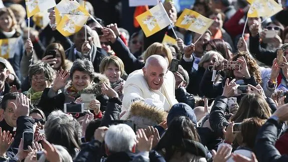 El Papa saluda a la multitud en la Plaza de San Pedro. 