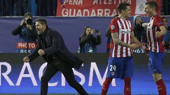 Simeone celebra el pase a cuartos de la Champions, junto a Lucas Hernández y Giménez. 