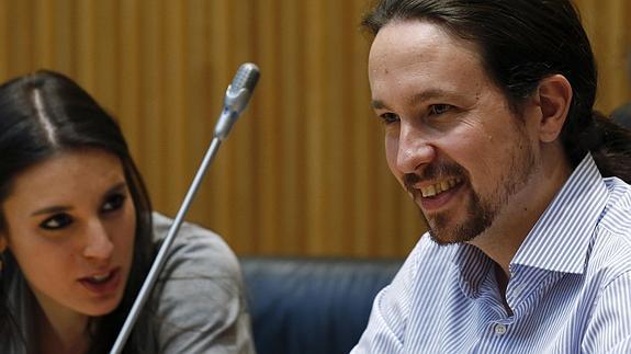 Pablo Iglesias, junto a la portavoz adjunta en el Congreso, Irene Montero. 