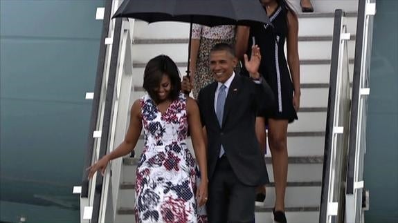 El presidente de Estados Unidos, Barack Obama, junto a su esposa Michelle Obama y sus hijas Malia y Sasha, aterrizan en La Habana (Cuba).