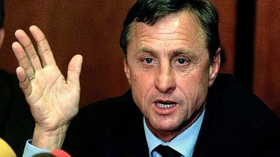 Johan Cruyff en una rueda de prensa de 1999. 