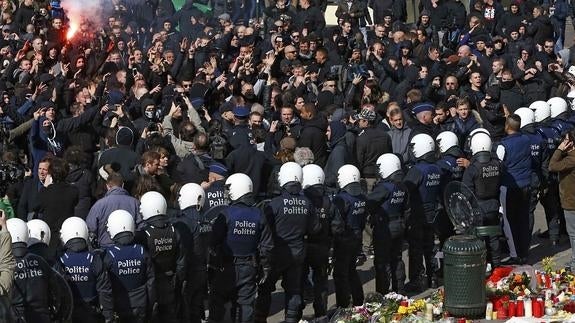 La Policía belga protege el memorial de las víctimas.