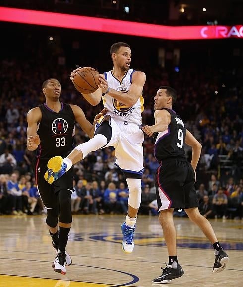 Curry se prepara para pasar el balón. 