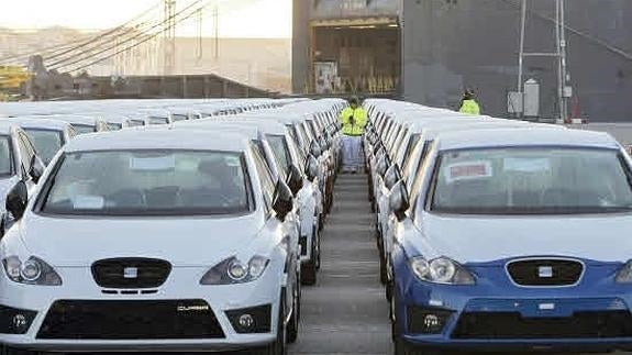 Coches aparcados en el puerto de Barcelona.