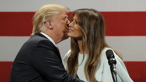 Donald Trump besa a su esposa Melania. 