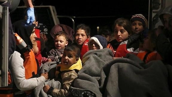 Refugiados sirios siguen llegando al puerto de Lesbos.