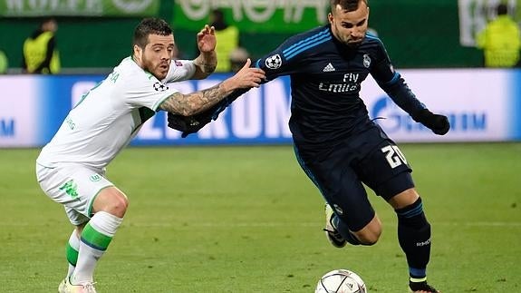 Jesé corre con el balón. 