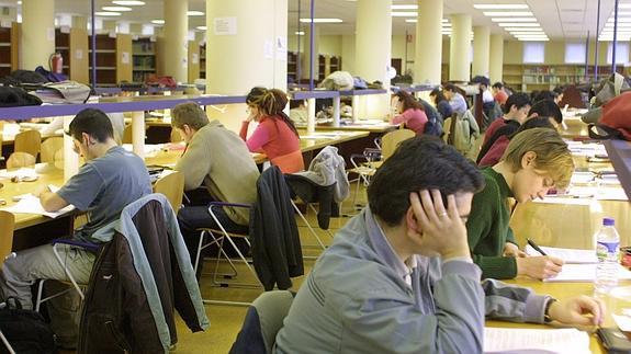 Estudiantes universitarios en una biblioteca.