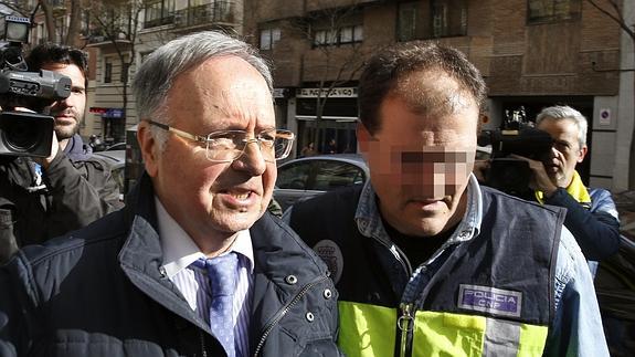 El secretario general del sindicato de funcionarios Manos Limpias, Miguel Bernard, tras ser detenido.