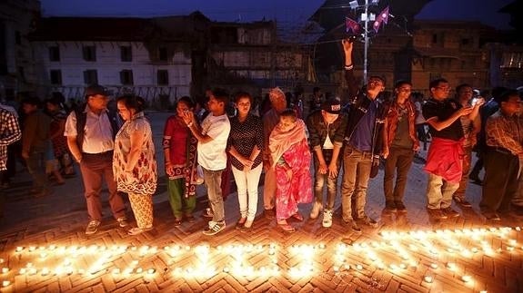 Velas encendidas en homenaje a las víctimas del terremoto de Nepal. 