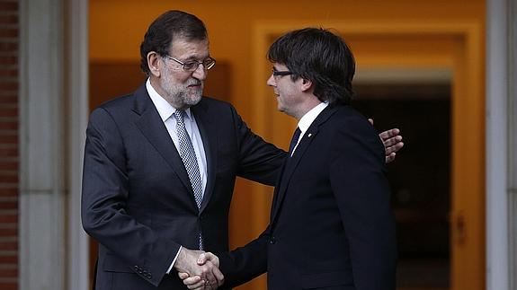 Rajoy saluda al presidente de la Generalitat, Carles Puigdemont, en su visita a la Moncloa. 