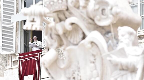 El Papa durante el rezo del Regina Coeli. 