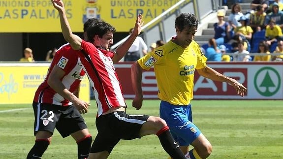 Valerón, que se despidió del fútbol, pugna con Raúl García y San José. 