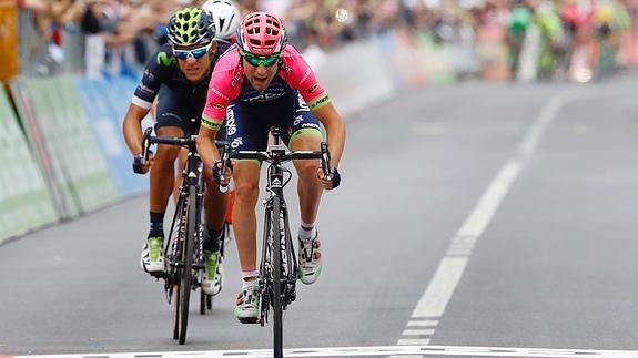 Ulissi cruza por delante de Amador y Jungels. 