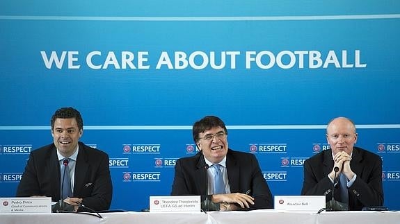 El secretario general interino de la UEFA, Theodoridis (c), durante una rueda de prensa. 