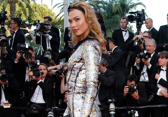 La modelo Karlie Kloss posó en la alfombra roja de Cannes con un look años 60.