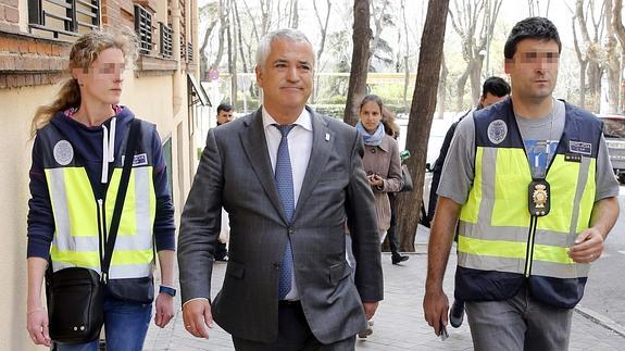 Luis Pineda, persidente de Ausbanc, durante su detención.