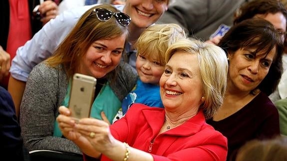 Clinton se hace un selfie con unas simpatizantes.