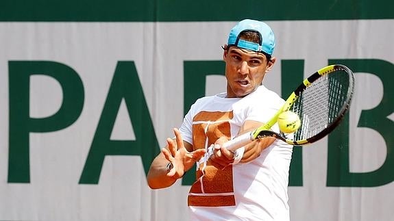 Rafa Nadal entrena para Roland Garros. 