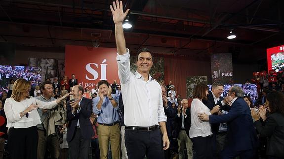 Sánchez saluda a los asistentes al acto de campaña celebrado hoy en Madrid.