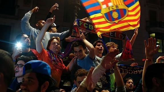 Varios aficionados del Barça celebran el título de Copa. 