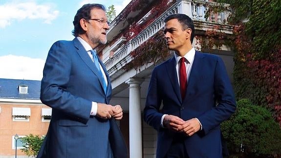 El presidente del gobierno, Mariano Rajoy, y el secretario general del PSOE, Pedro Sánchez.