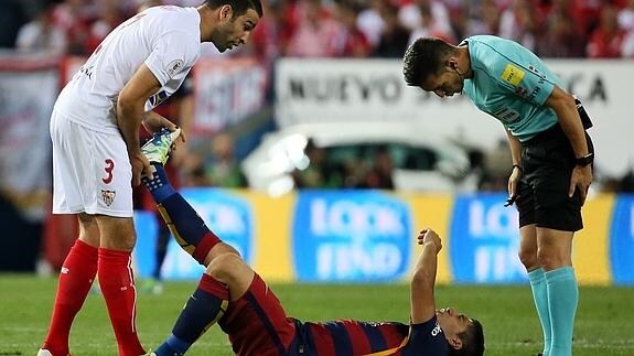 Rami ayuda a Luis Suárez, lesionado. 