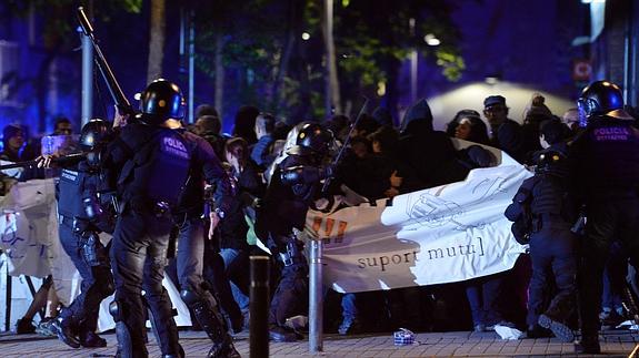 Incidentes entre manifestantes y Mossos d'Esquadra en el barrio barcelonés de Gràcia.