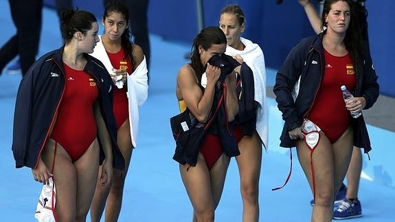 Varias jugadoras abandonan la piscina. 