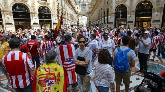 Madridistas y atléticos toman la Galería Víctor Manuel II de Milán.