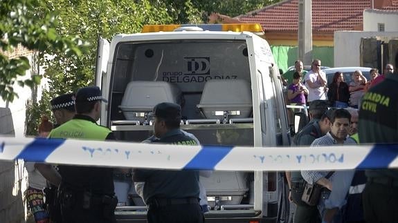 Servicios funerarios con los féretros de los tres adultos y un menor por el incendio en una vivienda en Jaén.