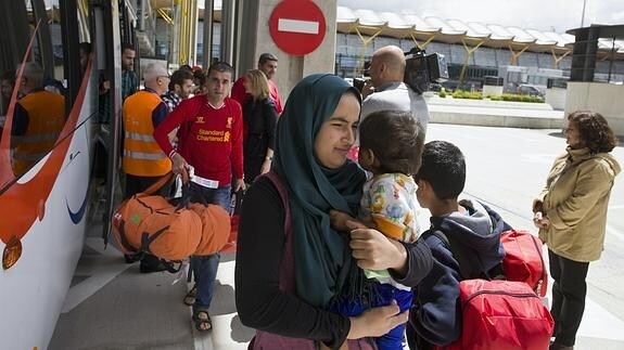 Solicitantes de asilo procedentes de Grecia llegados ayer a Madrid. 