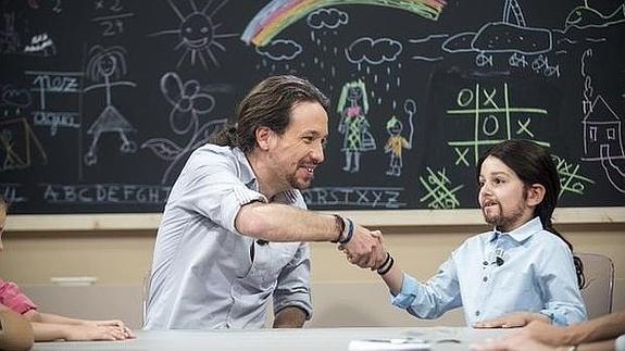 Iglesias bromea con un niño vestido de él durante el programa de ‘26-J quiero gobernar’. 