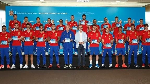 La selección española posa con José Boada (c), presidente de Pelayo. 