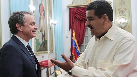 Zapatero, charlando con Maduro.