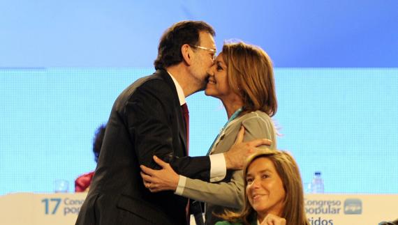 Rajoy besa a Cospedal, durante el XVII Congreso del PP de 2012. 