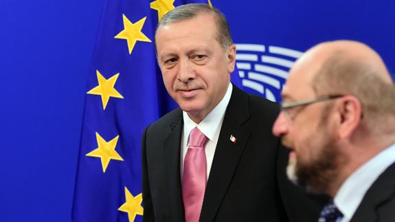 El presidente de Turquía, Recep Tayyip Erdogan mira al presidente del Parlamento Europeo, Martin Schulz.