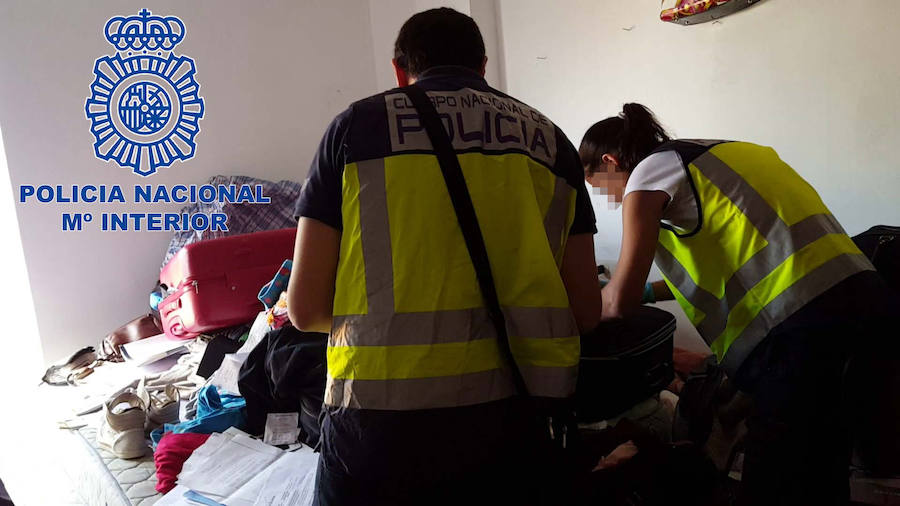 La Policía Nacional durante la investigación una de las viviendas del grupo criminal.